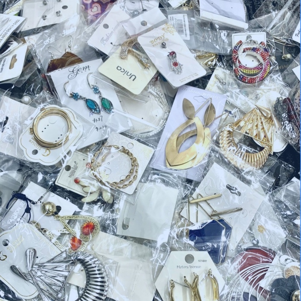 $10 or 🆓 BUY ONE GET ONE FREE 🆓
💎 10 Pieces of Jewelry & Accessories💎 - Picture 3 of 5